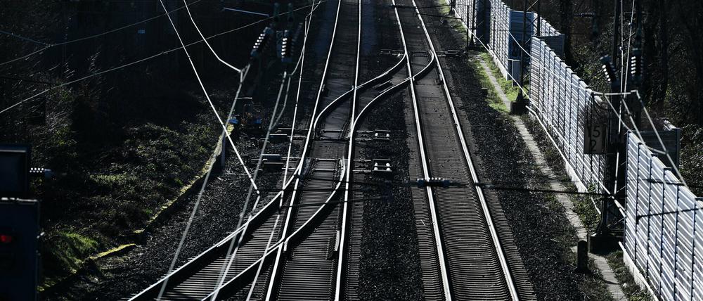 Schienen einer S-Bahn.