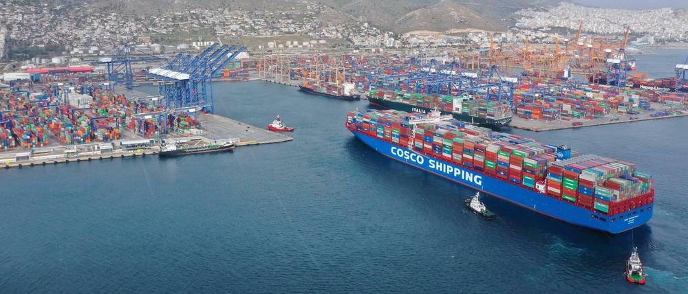 Ein Containerschiff des chinesischen Staatskonzerns Cosco läuft in den Hafen von Piräus ein. Cosco hatte ihn in der griechischen Euro-Krise gekauft.