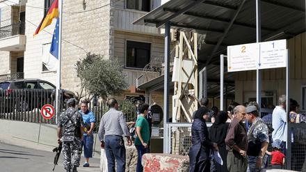 Schlange stehen vor der deutschen Botschaft in Beirut.