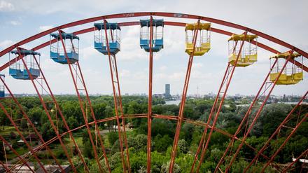 Das Riesenrad auf dem Gelände des ehemaligen DDR-Vergnügungsparks im Plänterwald. 