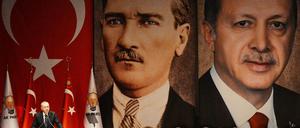 Der türkische Präsident Erdogan mit einem Bildnis des Staatsgründers Kemal Atatürk.