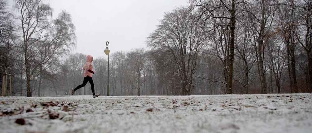 Da die Fitnessstudios nach wie vor geschlossen haben, weichen viele Menschen auf den nächsten Park aus.