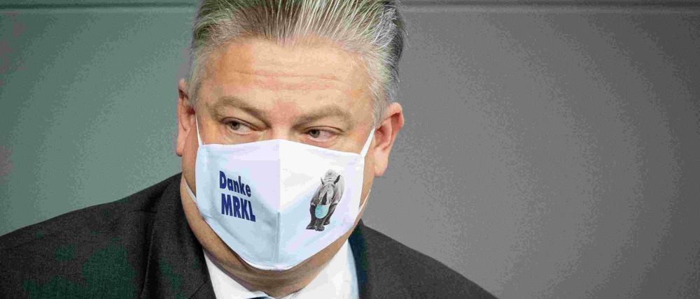 Thomas Seitz im Oktober im Bundestag mit einer Maske mit der Aufschrift "Danke MRKL" (Danke Merkel).