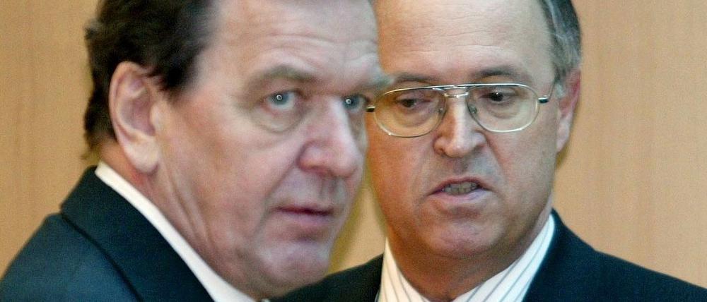 Politik für Reiche wirft Dirk Hierschel Bundeskanzler Gerhard Schroeder und dessen Bundesfinanzminister Hans Eichel Anfang der nuller Jahre vor.