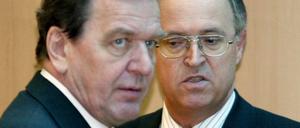 Politik für Reiche wirft Dirk Hierschel Bundeskanzler Gerhard Schroeder und dessen Bundesfinanzminister Hans Eichel Anfang der nuller Jahre vor. 