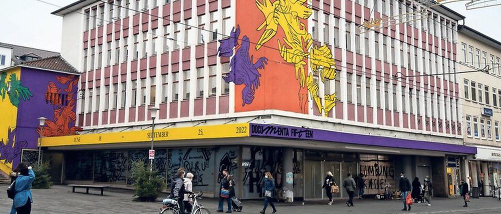 Das neue Logo. Die Documenta hat sich in einem ehemaligen Kaufhaus in der Innenstadt Kassels niedergelassen, das nun Ruru-Haus heißt. Seit Dezember zieren ineinandergreifende Hände die Fassade.