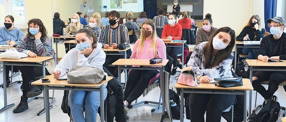 Streng nach Lehrplan. Auch in Coronazeiten sollen Schülerinnen und Schüler effizient ihre Aufgaben erfüllen. 