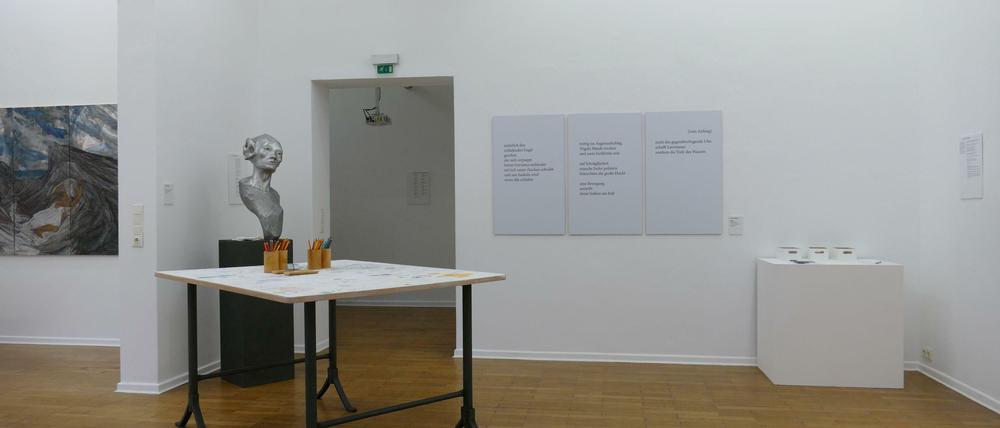 Blick in die Ausstellung „Kunst kann“ im Haus am Lützowplatz mit einer Skulptur von Peter Senoner im Vordergrund.