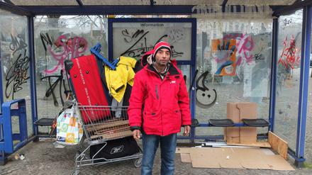 Ein bisschen weniger gleich. Nicolae Molcoasa ist aktuell obdachlos, er übernachtet an einer Potsdamer Bushaltestelle.