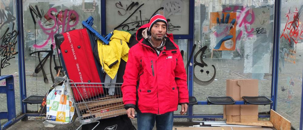 Ein bisschen weniger gleich. Nicolae Molcoasa ist aktuell obdachlos, er übernachtet an einer Potsdamer Bushaltestelle.