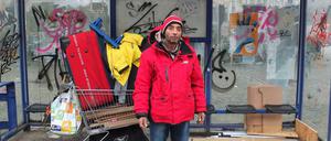 Ein bisschen weniger gleich. Nicolae Molcoasa ist aktuell obdachlos, er übernachtet an einer Potsdamer Bushaltestelle.
