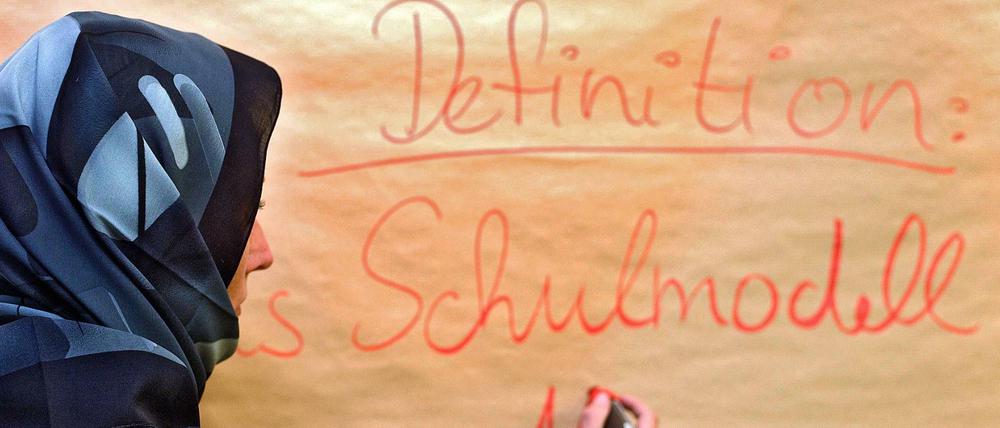 Eine Lehrerin mit Kopftuch in einer Schule (gestelltes Archivfoto).
