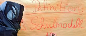 Eine Lehrerin mit Kopftuch in einer Schule (gestelltes Archivfoto). 