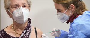 Ihre erste Impfdosis hat die 81-jährige Gisela Rathgeber in der Metropolishalle des Filmparks Babelsberg am 5. Januar bekommen. Ob die erforderliche zweite innerhalb von drei Wochen folgen oder erst andere geimpft werden sollen, "prüft" das Gesundheitsministerium zurzeit.