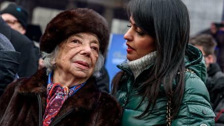 Zugewandt. Die Holocaust-Überlebende Margot Friedländer, Engagement-Staatssekretärin Sawsan Chebli beim Chanukhafest am Brandenburger Tor.