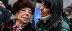 Zugewandt. Die Holocaust-Überlebende Margot Friedländer, Engagement-Staatssekretärin Sawsan Chebli beim Chanukhafest am Brandenburger Tor.
