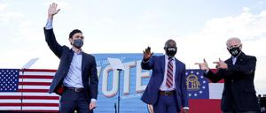 Joe Biden (r) zeigt auf die demokratischen Kandidaten für den Senat: Jon Ossoff (l) und Raphael Warnock (m).