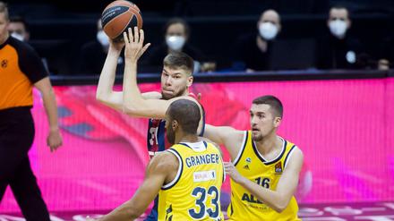 Zu Besuch in Berlin. Rokas Giedraitis (links) spielte bis zum vergangenen Sommer bei Alba und gastierte nun mit Baskonia in der Arena am Ostbahnhof.