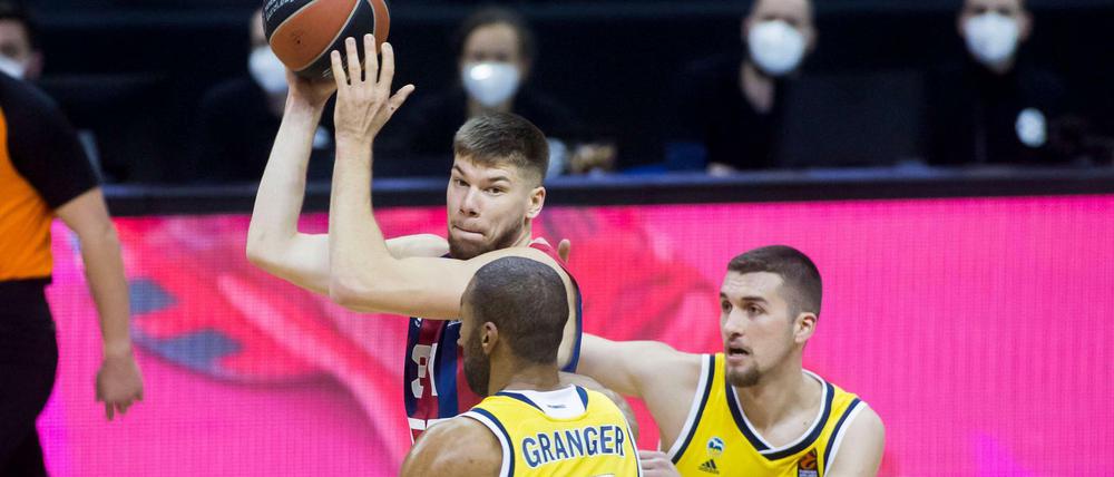 Zu Besuch in Berlin. Rokas Giedraitis (links) spielte bis zum vergangenen Sommer bei Alba und gastierte nun mit Baskonia in der Arena am Ostbahnhof.