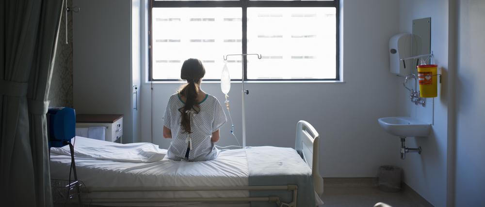 Die Pandemie führt zu Ausnahmezuständen auf den Intensivstationen, das wiederum hat Folgen auch für viele andere Patienten, die länger auf ihre Operationen warten müssen und dadurch körperlich wie seelisch leiden.