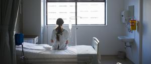 Die Pandemie führt zu Ausnahmezuständen auf den Intensivstationen, das wiederum hat Folgen auch für viele andere Patienten, die länger auf ihre Operationen warten müssen und dadurch körperlich wie seelisch leiden.