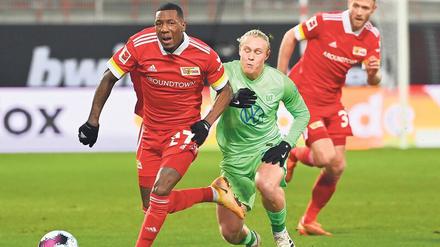 Sheraldo Becker (li.) vergab früh eine Großchance, traf dann herrlich zum 1:1. Und stand damit sinnbildlich für das turbulente Spiel, das 2:2 endete. 