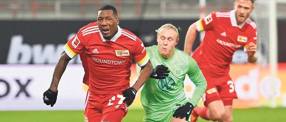 Sheraldo Becker (li.) vergab früh eine Großchance, traf dann herrlich zum 1:1. Und stand damit sinnbildlich für das turbulente Spiel, das 2:2 endete. 
