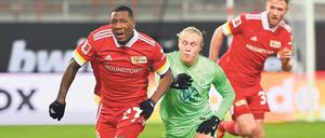 Sheraldo Becker (li.) vergab früh eine Großchance, traf dann herrlich zum 1:1. Und stand damit sinnbildlich für das turbulente Spiel, das 2:2 endete. 