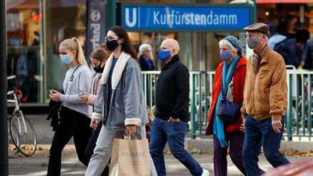Wenn das Virus spaltet. Nicht jeder trägt die Maske aus Überzeugung, manche auch nur aus Höflichkeit. 