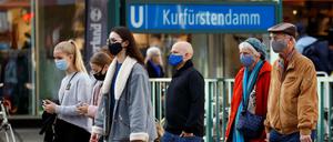 Wenn das Virus spaltet. Nicht jeder trägt die Maske aus Überzeugung, manche auch nur aus Höflichkeit. 