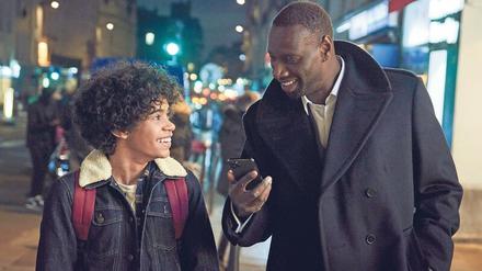 Arsène Lupin ist das große Vorbild für Assane Diop (Omar Sy, rechts). Die Faszination für die Romanfigur von Maurice Leblanc hat er an seinen Sohn Raoul (Etan Simon) weitergeben. Als Assane in Raouls Alter war, verlor er seinen Vater – weil dieser für ein Verbrechen bestraft wurde, das er nicht begangen hat. 