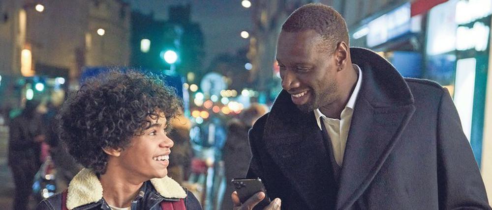 Arsène Lupin ist das große Vorbild für Assane Diop (Omar Sy, rechts). Die Faszination für die Romanfigur von Maurice Leblanc hat er an seinen Sohn Raoul (Etan Simon) weitergeben. Als Assane in Raouls Alter war, verlor er seinen Vater – weil dieser für ein Verbrechen bestraft wurde, das er nicht begangen hat.