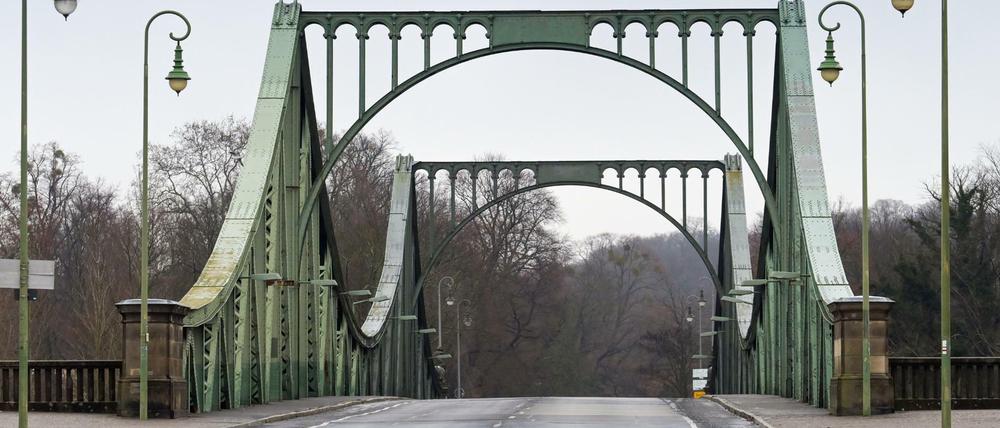 Fast wie früher: Kein Mensch und kein Auto passiert die Glienicker Brücke zwischen Potsdam und Berlin.