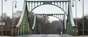 Fast wie früher: Kein Mensch und kein Auto passiert die Glienicker Brücke zwischen Potsdam und Berlin.