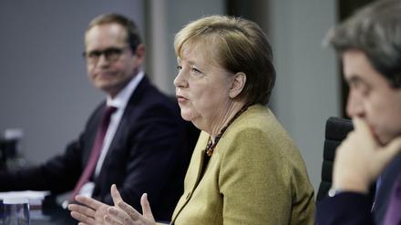 Etwas härter, etwas länger – und dann soll die Impfung greifen. Michael Müller, Angela Merkel und Markus Söder verkünden neue Maßnahmen.