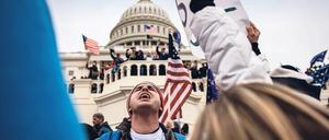 Gewaltbereite Trump-Unterstützer erklären sich vor dem Kapitol in Washington D.C. zu Volksvertretern