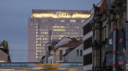 Der Bettenturm der Charité im Berliner Zentrum.