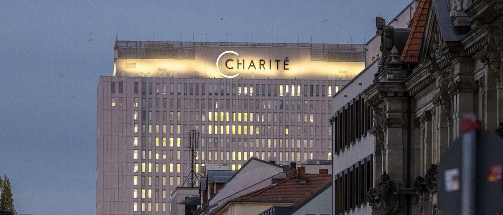 Der Bettenturm der Charité im Berliner Zentrum.