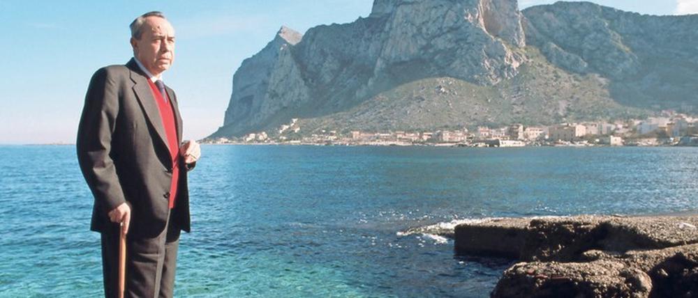 Fluch wie Sehnsuchtsort. Der Autor und Parlamentarier Leonardo Sciascia an der Felsküste bei Palermo.
