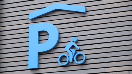 Ein „Fahrradparkhaus“ am Pendlerbahnhof in Berlin-Spandau ist derzeit nicht in Sicht.