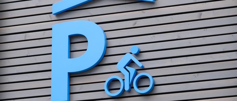 Ein „Fahrradparkhaus“ am Pendlerbahnhof in Berlin-Spandau ist derzeit nicht in Sicht.