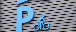 Ein „Fahrradparkhaus“ am Pendlerbahnhof in Berlin-Spandau ist derzeit nicht in Sicht.