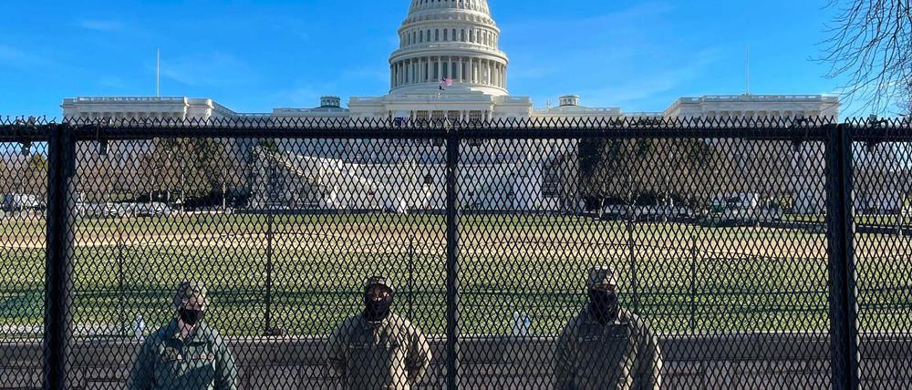 Nach dem Sturm: Nationalgardisten bewachen das umzäunte Kapitol in Washington.