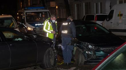 Das Polizeiauto hat an der Kreuzung Lichtenrader Straße/Selchower Straße quer zur Fahrbahn als Straßensperre gestanden. Das Fluchtauto ist in diesen Wagen hineingefahren. 