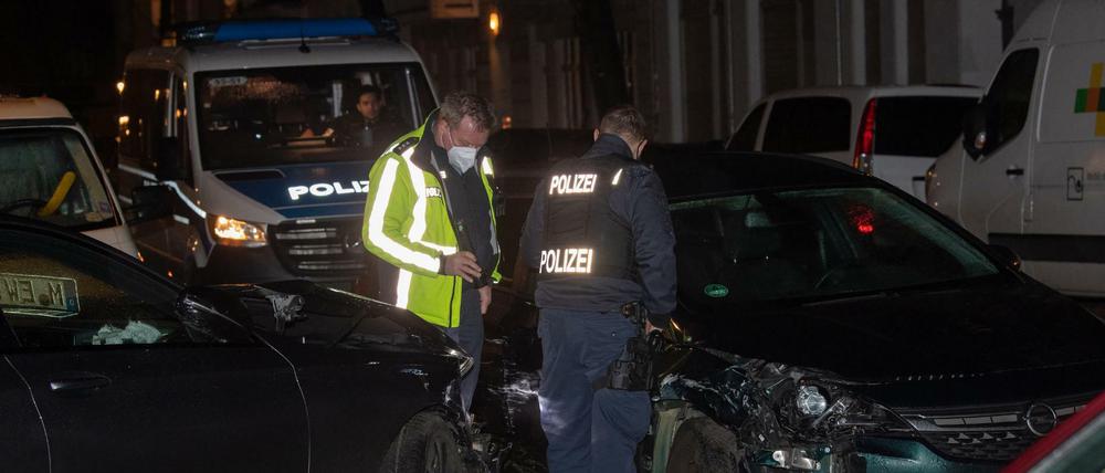 Das Polizeiauto hat an der Kreuzung Lichtenrader Straße/Selchower Straße quer zur Fahrbahn als Straßensperre gestanden. Das Fluchtauto ist in diesen Wagen hineingefahren.