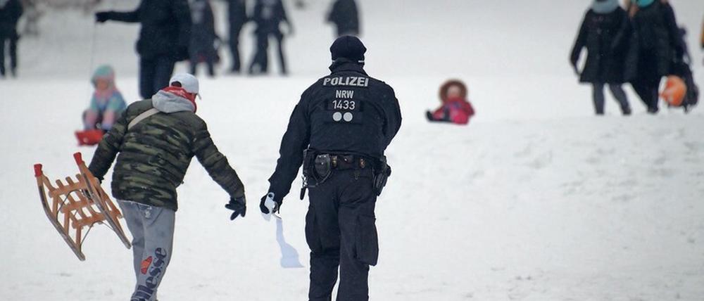 Schnee und Rodel gut. Die Nachricht machte schnell die Runde in den NRW-Ballungsgebieten. In Winterberg mussten daher Polizisten für Ordnung sorgen. 