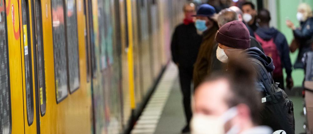 Gedränge am Bahnsteig - fast, als gäbe es keinen Lockdown. Immerhin tragen die meisten Fahrgäste Masken.