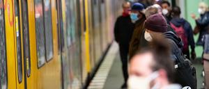 Gedränge am Bahnsteig - fast, als gäbe es keinen Lockdown. Immerhin tragen die meisten Fahrgäste Masken. 