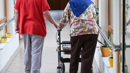 Um Pflegeheimbewohner zu besuchen, müssen sich Angehörige aktuell testen lassen.