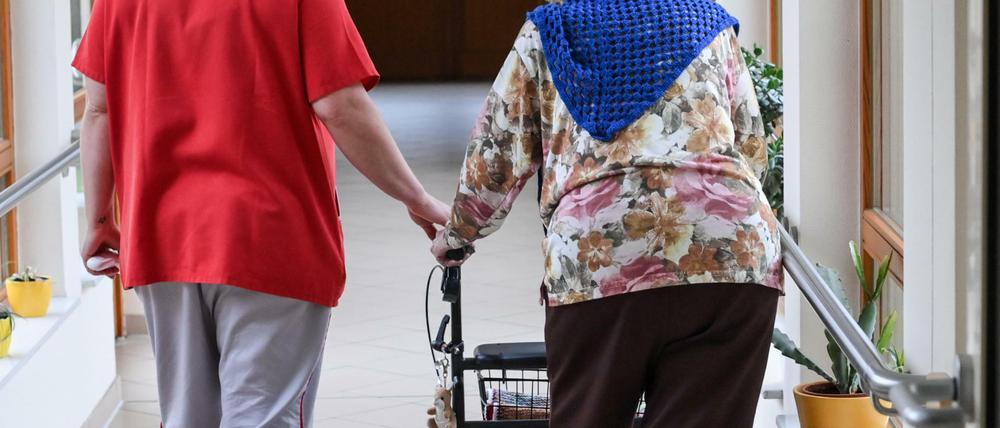 Um Pflegeheimbewohner zu besuchen, müssen sich Angehörige aktuell testen lassen.